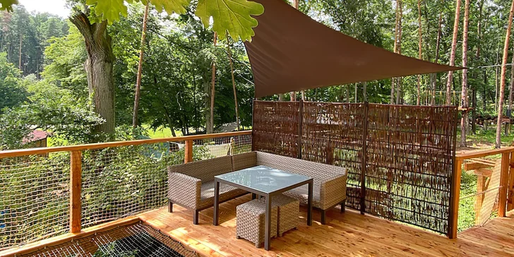 Súčasťou Treehouse Cipísek je veľká terasa s posedením. (Cipísek)