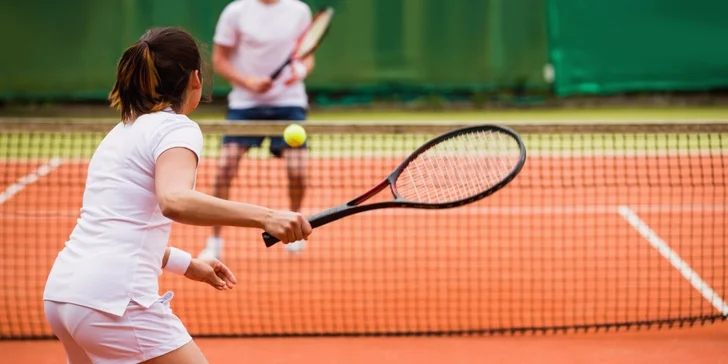 2 hodiny tenisového klání až pro 4 hráče ve sportovním areálu