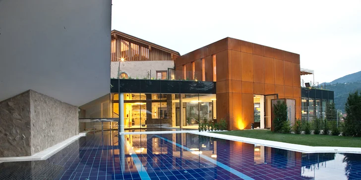 Nechybí parní lázeň, finská i bio sauna, Kneippova stezka, hned čtyři relaxační místnosti a dětský bazén.