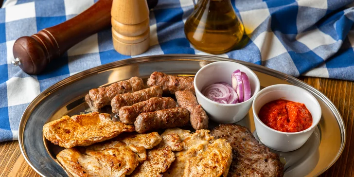 Mäsová doska obsahuje aj tradičnú pleskavicu, čevapčiči a samozrejme nezameniteľnú omáčku ajvar