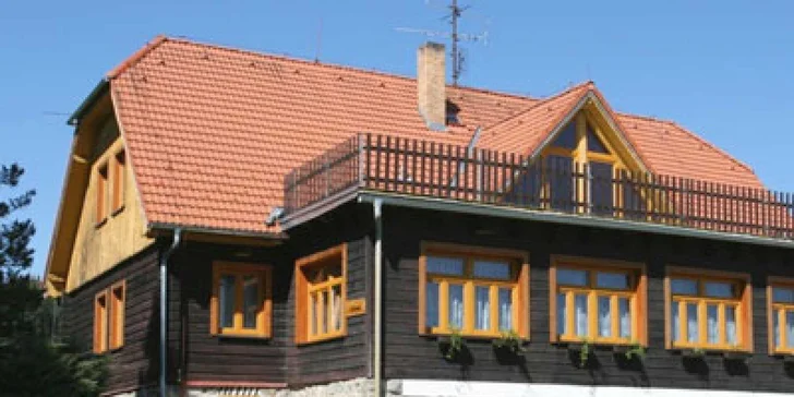 Ubytováni budete v chatě zhruba 50 metrů od hlavní budovy areálu Olšina. 