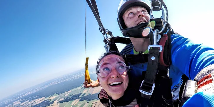 Nejprve vás váš tandemový parťák na zemi seznámí s průběhem ses­koku.