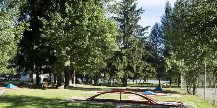Minigolf je skvělá zábava pro celou rodinu. Zahrajte si.