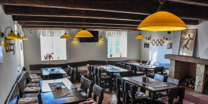 Polopenze se podává v restauraci přímo v penzionu.