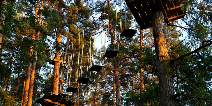 Těšit se můžete celkem na 11 překážek v 6 až 8 metrech nad zemí. 