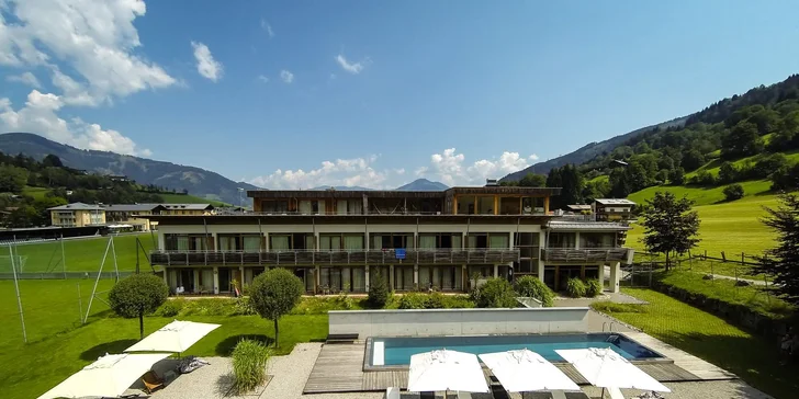 Hotel stojí priamo v srdci Kaprunu pod impozantným ľadovcom Kitzsteinhorn.
