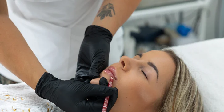 Toto tetovanie vám nahradí bežný make-up, takže vám odpadne ranná rutina líčenia a tiež nákup dekoratívnej kozmetiky