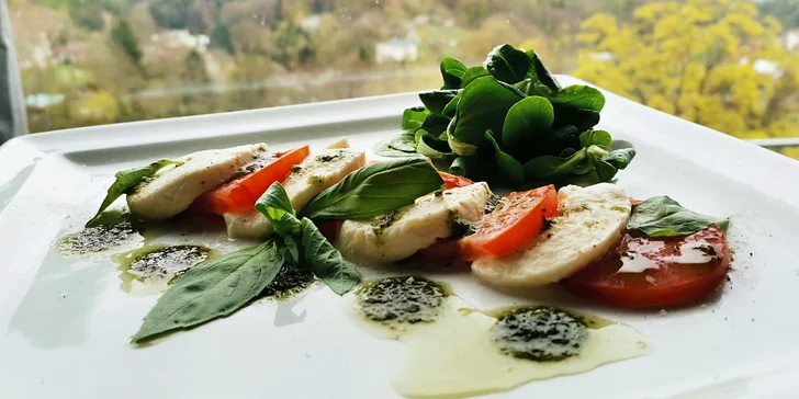 Jako předkrm se podává caprese s rajčaty, mozzarelou, bazalkovým pestem a salátkem z polníčku