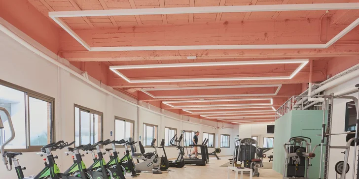 Zcela zdarma můžete po celou dobu pobytu využívat moderní fitness, stolní tenis, šipky a vyzkoušet si lukostřelbu. 
