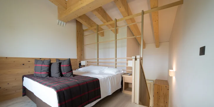 Každý z pokojů je vybavený koupelnou s dešťovou sprchou a luxusní kosmetikou Comfort Zone, kávovarem s kapslemi Illy a minibar.