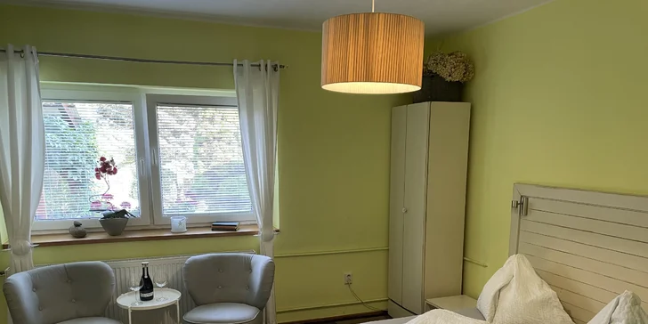 Ubytujete se v jednoduše, ale účelně zařízených pokojích či apartmánech. 