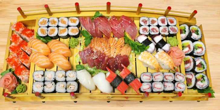 Ke každému setu je samozřejmostí i sójová omáčka, zázvor a wasabi.