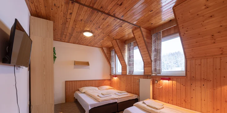 Ke každému pokoji patří vlastní koupelna.