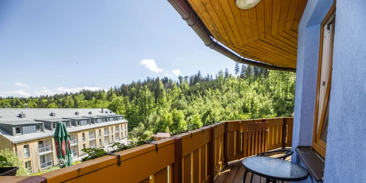 Některé pokoje mají balkon s výhledem na město nebo do přírody.