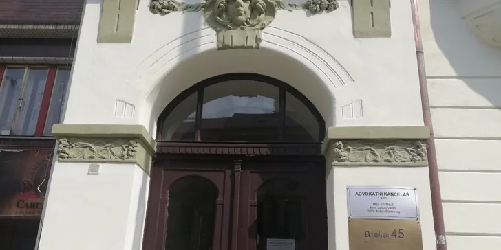 Salon najdete jen 100 m od zastávky Karlínské náměstí.