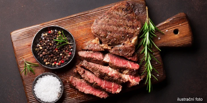 500 g šťavnaté krkovičky pro 2 osoby, kukuřičné klasy a dva druhy omáček