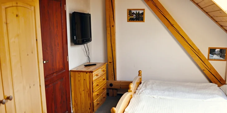 Ubytujete se v jednoduše, ale účelně zařízeném pokoji. 