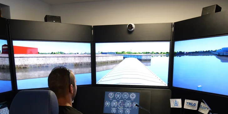 Simulátor vám umožní praktizovať a zdokonaľovať manévrovanie lodí, navigáciu a ďalšie dôležité zručnosti
