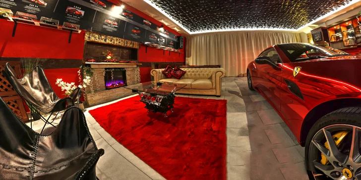 Do růžova se vyspíte v oddělené ložnici s luxusním červeno-bílým designem.
