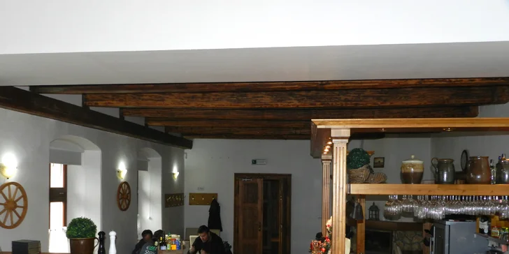 Raňajky sa podávajú formou švédskych stolov a dvojchodové večere si vyberiete z menu.