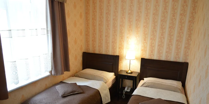 Vo vybavení nájdete minibar, kávovar a trezor.