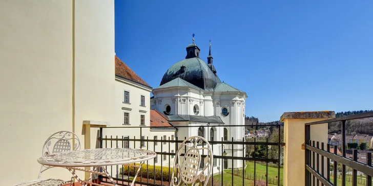 Zámok susedí s kostolom Mena Panny Márie postaveným podľa návrhu architekta Jána Blažeja Santiniho-Aichela.