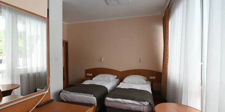 Na pokoji nebude chybět televize se satelitním příjmem, telefon, nechybí ani Wi‑Fi připojení. 
