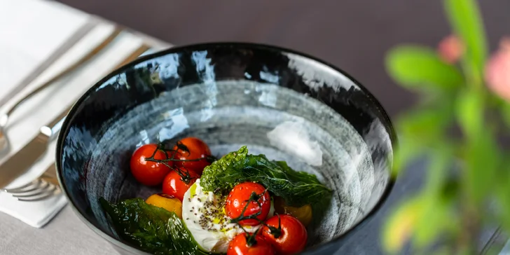 Ako predjedlo vás čaká Burrata s cherry paradajkami a bazalkovým pestom.