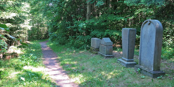 Na úbočích tří vrchů nad Trutnovem najdete mnoho honosných pomníků i prostých křížů. Roku 1866 se zde odehrála jedna z bitev Prusko-rakouské války. 