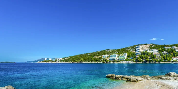 Romantickou kamínkovou pláž najdete skutečně jen pár kroků od hotelu. 

