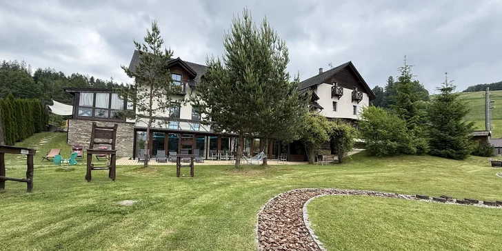 Pro odpočinek a občerstvení stačí zajít do hotelové restaurace s výhledem na hory. 