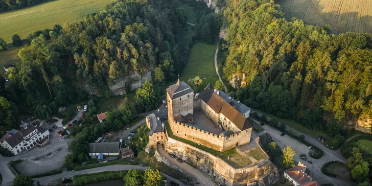 Proletíte se nad Troskami a Kostí, nad Bezdězem, nebo po vlastní trase. 