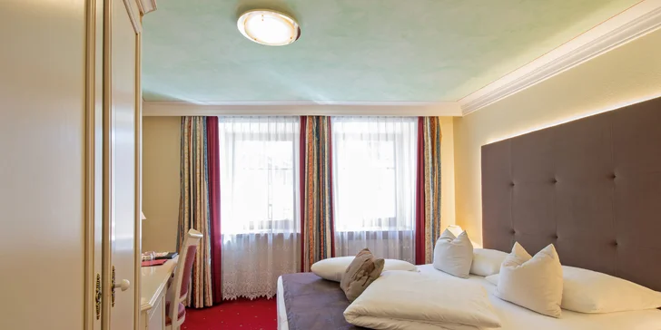 Zabydlíte se ve dvoulůžkovém pokoji či apartmánu.