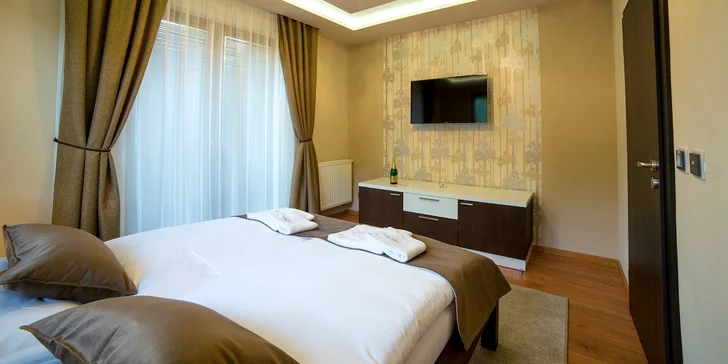 Podľa zvoleného voucheru sa ubytujete v dvojlôžkovej izbe Deluxe, apartmáne Lux alebo v rodinnej izbe.