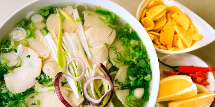 Asijské menu s polévkou Pho nebo restovaným masem s nudlemi/rýží
