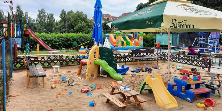 Děti se tu vyřádí na hřišti s prolézačkami i trampolínami.
