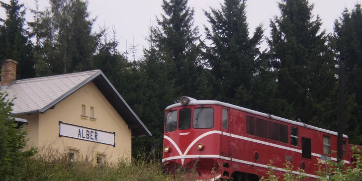 Zastávka Albeř je 100 metrů od hostince.