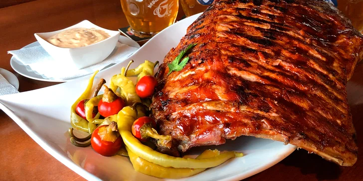 3,5 kg žeber pomalu pečených s medem a lehce pikantní BBQ omáčkou