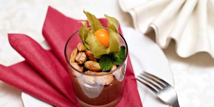 Čokoládový mousse se zkaramelizovanými mandlemi je ale taky lahůdka – tomu se říká sladké dilema!