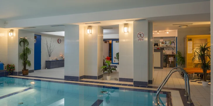 Hotel má i bazén, který máte ve většině variant  zdarma.