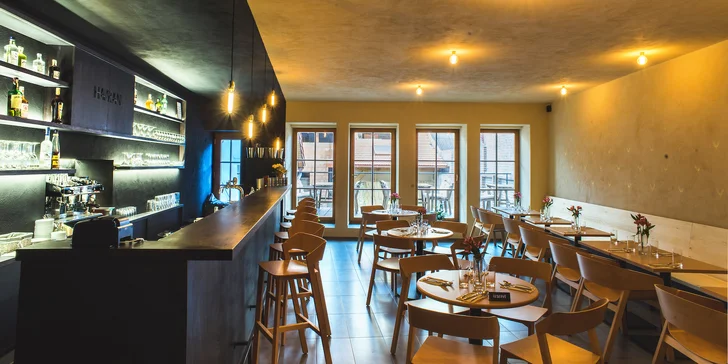 K penzionu patří moderní restaurace, na à la carte menu máte 10% slevu, případně dostanete kredit ve výši 1000 Kč.