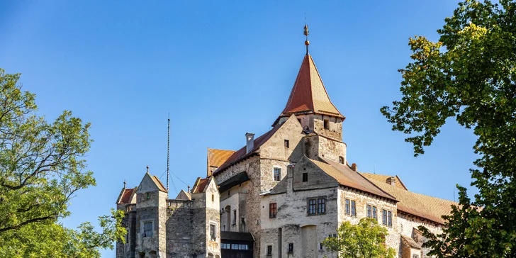 Užijete si majestátny Pernštejn, ktorý patrí k najzachovalejším hradom v Česku aj rozľahlé Veveří s výhľadmi na Brniansku priehradu. 
