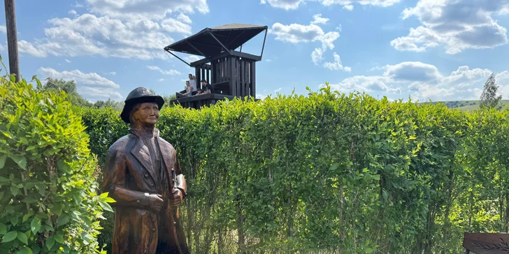 Bludisko Čertova skala sa nachádza vo Viktóriiných záhradách neďaleko Ľubovnianskeho hradu