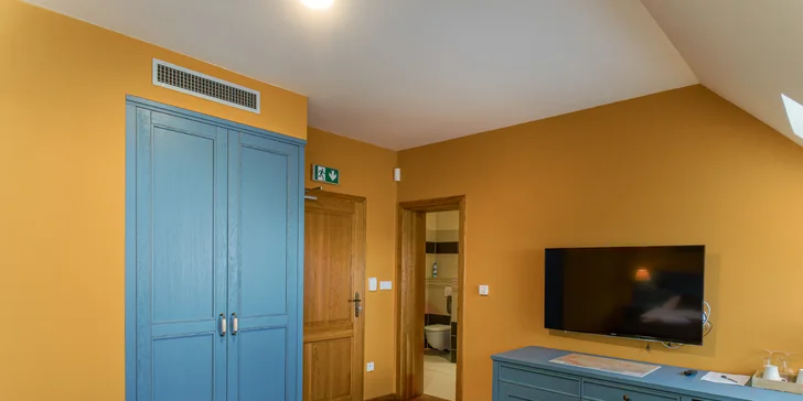 Apartmán nabízí oddělenou ložnici s manželskou postelí, obývající pokoj s rozkládací pohovkou pro dva a kompletně vybavenou kuchyň.