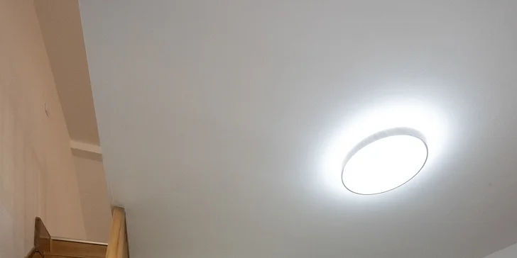 Na prízemí sa nachádza chodba, spálňa s manželskou posteľou, kúpeľňa a obývacia izba s prístupom na balkón.