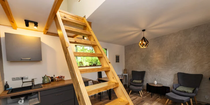 Ráno si pripravíte raňajky v kuchyni s výhľadom na stromy.