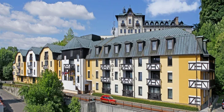 Hotel se nachází v klidném prostředí lesoparku s velmi dobrou dostupností do centra. 