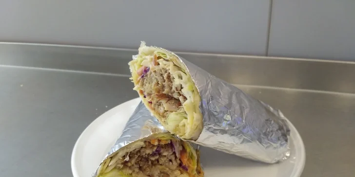Cestou z večírku často vyhládne, kebab s kuřecím gyrosem a zeleninou se může hodit.