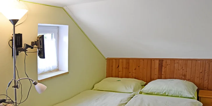 Izby sú kompletne vybavené posteľnou bielizňou, uterákmi a vlastnou kúpeľňou s toaletou.