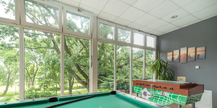 Zabavíte se i v hotelu – najdete tu fitko, ping-pong, billiard a stolní fotbal.